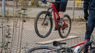 Am Wochenende gibt's Technik – wir kümmern uns um das Anheben von Vorder- und Hinterrad.