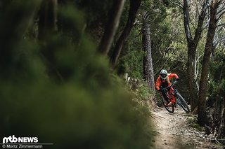 Dank eher kompakter Geometrie macht das Capra auch in engen Kurven und auf verwinkelten Trails viel Spaß Dank eher kompakter Geometrie macht das Capra auch in engen Kurven und auf verwinkelten Trails viel Spaß