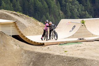 Gemma Corbera und Kurtis Downs begutachten die Skating Area