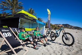 Das Radon Factory National DH Team am Strand von Finale Ligure Das Radon Factory National DH Team am Strand von Finale Ligure