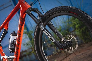 Vorne federt die brandneue Rock Shox SID Select + mit 120 mm Federweg und Charger-Dämpfung. Vorne federt die brandneue Rock Shox SID Select + mit 120 mm Federweg und Charger-Dämpfung.