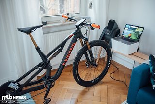 Unser Zwift Offroad-Setup besteht aus einem Canyon Neuron mit Smartphone-Halterung am Lenker, einem Wahoo Kickr Smart-Rollentrainer, einem Laptop und einem Wahoo Kickr Headwind-Ventilator Unser Zwift Offroad-Setup besteht aus einem Canyon Neuron mit Smartphone-Halterung am Lenker, einem Wahoo Kickr Smart-Rollentrainer, einem Laptop und einem Wahoo Kickr Headwind-Ventilator