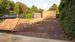 Hinterm Haus entsteht aktuell eine Mountainbike-Strecke für die Kids. Hinterm Haus entsteht aktuell eine Mountainbike-Strecke für die Kids.
