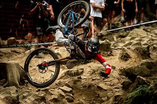 Es muss nicht immer so spektakulär aussehen wie bei diesem Crash beim MTB Downhill.