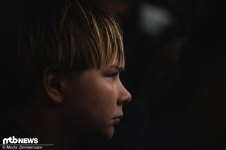 Dass unser Filmer Patrick spontan von der Eurobike in Frankfurt noch schnell nach Les Gets gejettet ist und sich unterwegs extra noch den Pony hat schneiden lassen, rechne ich ihm wirklich hoch an.