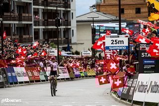 Ein beeindruckendendes Bild bei der Zieleinfahrt von Alessandra Keller
