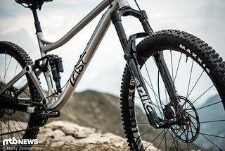 An der Front arbeitet eine RockShox Pike Ultimate-Federgabel mit 150 mm Federweg.