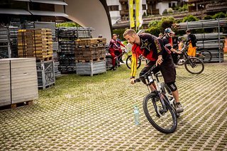 Unser Leser Sebastian beim Üben der richtigen Kurvenhaltung