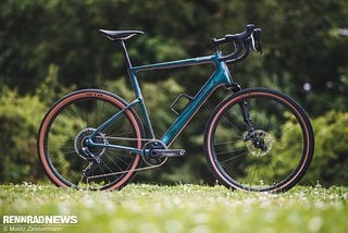 Das neue Cannondale Topstone Carbon Lefty verfügt über eine Lefty-Federgabel, die zusammen mit dem Kingpin-Federungskonzept und breiten 27,5"-Reifen für jede Menge Komfort und Gelände-Performance sorgen soll.