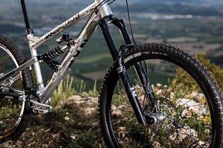 In den vergangenen Jahren hat sich EXT im Mountainbike-Sektor einen Namen mit sehr hochwertigen Stahlfeder-Dämpfern für Enduro und Downhill-Fahrer gemacht.