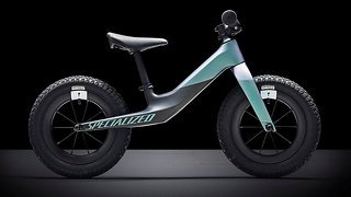 Das neue Specialized Hotwalk Carbon richtet sich an den Nachwuchs-Biker und rollt auf 12"-Laufrädern