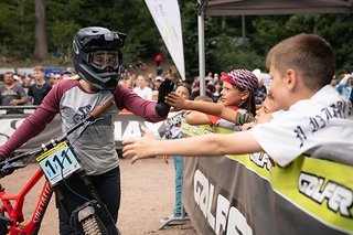 Die jugendlichen Fans im Ziel waren sehr begeistert