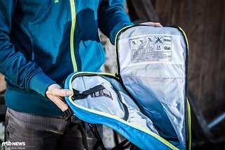 Das Hauptfach ist flach und nimmt in einer eingenähten Tasche die Trinkblase auf Das Hauptfach ist flach und nimmt in einer eingenähten Tasche die Trinkblase auf