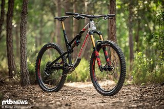 Das Rocky Mountain Altitude Carbon 90 wird dank seines antriebsneutralen Hinterbaus, und dem extrem spaßigen Fahrverhalten ein treuer Begleiter für alles von der Feierabendrunde bis zum Alpencross sein