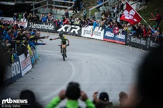 Abklatschen mit dem neuen Weltmeister