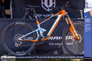 Noch einmal Mondraker: Dieses F-Podium ist im schicken Gulf-Design lackiert.