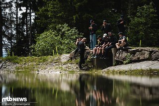 Nach etwa einem Drittel traversiert die Strecke an einem kleinen, künstlich angelegten See entlang
