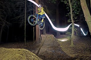 Sascha Bamberg hat die Offseason aus seinem Kalender gestrichen, das Bier zurück in den Kühlschrank gestellt und seine Lampe an den Helm gespaxt um im Nutbush Forest ein paar Tricks raus zu feuern.