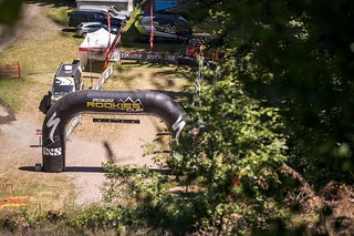 Der Zielbereich liegt recht ruhig im Tal, die meisten Zuschauer versammeln sich an der Mittelstation