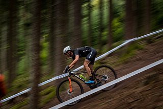 Der Orga-Chef des Rennens in Titisee, Simon Stiebjahn, kämpfte zeitweise um den Tagessieg, war letzten Endes aber chancenlos. Immerhin: Der Bulls-Biker sicherte sich wieder einmal die Bundesliga-Gesamtwertung!