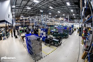 Blick von der anderen Seite in die große Halle: rechts hinter der Wand findet die Produktion statt, ganz links hinten befindet sich ein Lager