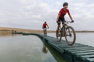 Seekrank sollte man hier nicht sein. Und etwas Zielwasser braucht es auch. Auch wenn der Steg sicher breit genug ist! Seekrank sollte man hier nicht sein. Und etwas Zielwasser braucht es auch. Auch wenn der Steg sicher breit genug ist!