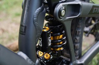 Im Pro10-Hinterbau werkelt der Cane Creek Double Barrel Coil Dämpfer mit Climb Switch Im Pro10-Hinterbau werkelt der Cane Creek Double Barrel Coil Dämpfer mit Climb Switch
