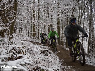 Der Cannondale Jekyll-Zug fliegt den Trail hinab