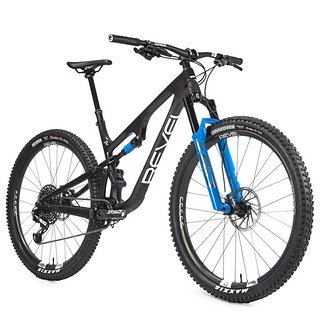 Das Revel Bikes Ranger rollt auf 29"-Laufrädern und verfügt über 120 mm Federweg an der Front sowie 115 mm am Heck