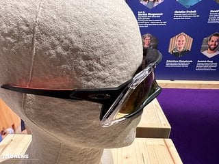 Im Gegensatz zu einer normalen Sonnenbrille schließt das Modell besser ab