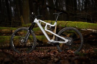 Unter der Stoff-Abdeckung befindet sich eine Gasfeder, die den ganzen Rahmen anhebt oder absenkt Unter der Stoff-Abdeckung befindet sich eine Gasfeder, die den ganzen Rahmen anhebt oder absenkt