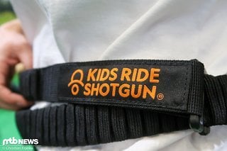 Das neue KidsRide Shotgun Quick Fit MTB Abschleppseil kann ganz bequem als Gürtel getragen werden.