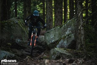 Trotz üppigem Federweg ist das Atherton A.170 keine Sänfte und reicht etwas Feedback an den Fahrer weiter. Trotz üppigem Federweg ist das Atherton A.170 keine Sänfte und reicht etwas Feedback an den Fahrer weiter.