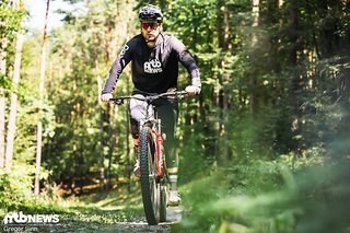 Kaum tritt man in die Pedale, schon ist das Fahrwerk mit leicht surrendem Geräusch gelockt