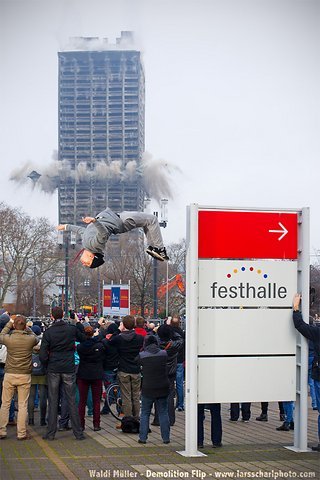 Waldi Müller während der Sprengung des AfE Turmes in Frankfurt/Main Waldi Müller während der Sprengung des AfE Turmes in Frankfurt/Main