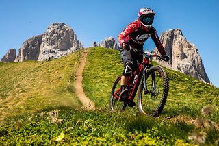 Nachdem Caro auf der ersten Stage dreimal den Boden küsst, wird sie von Stage zu Stage schneller!
