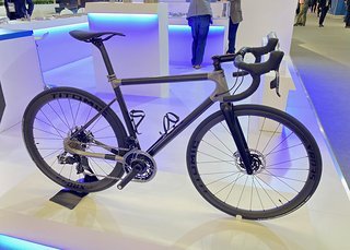 Nobles Rennrad aus Carbon und Titan