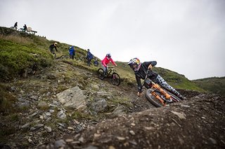 Jess Blewitt zieht Tahnée Seagrave über einen der Anlieger kurz nach dem Start.