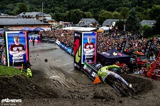 Loic Bruni hat nicht das erste mal jemandem den Sieg kurz vor der Nase weggeschnappt.