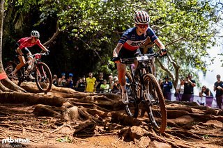 Loana Lecomte manövriert ihr BMC-Bike über eine der Schlüsselstellen in Araxá