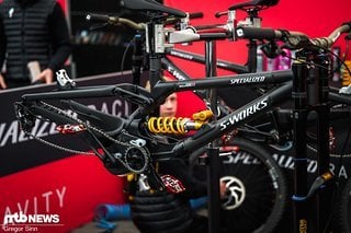 Besonders abgefahren geht es mal wieder in den Specialized-Pits zu