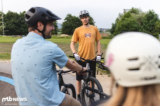 Marvin hat das Mens Short Sleeve Tech Tee (54,99 €) und die Mens Gravity Shorts (99,95 €) Marvin hat das Mens Short Sleeve Tech Tee (54,99 €) und die Mens Gravity Shorts (99,95 €)