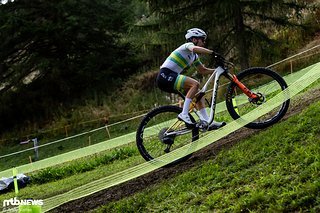 Die Australierin Rebecca Henderson auf dem Weg zu Rang acht.