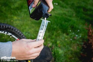 Nun wird die Dichtmilch eingefüllt - soviel wie vom Hersteller vorgeschrieben. Nun wird die Dichtmilch eingefüllt - soviel wie vom Hersteller vorgeschrieben.
