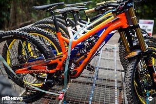 Und sein neues Bike, ebenfalls mit FOX Float X2 Luftdämpfer. Sam Hill und Co fahren Coil Shock Dämpfer.
