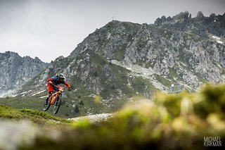 Bereit für 12000 Tiefenmesser - dicker Dämpfer und Gabel, der Direttisima reicht dank enormer Power eine 180er Scheibe Bereit für 12000 Tiefenmesser - dicker Dämpfer und Gabel, der Direttisima reicht dank enormer Power eine 180er Scheibe
