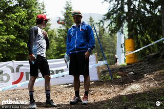 Unser Blogger Markus Pekoll diskutiert mit seinem Teamkollegen Danny Hart die Linienwahl