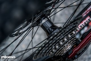 Jesses Mechaniker zeigt sich vom Service-freundlichen Aufbau der Stans Neo-Naben begeistert. Jesses Mechaniker zeigt sich vom Service-freundlichen Aufbau der Stans Neo-Naben begeistert.