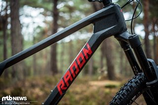 Die kantige Form des Carbon-Hauptrahmens erinnert auf den ersten Blick an das 27,5"-Enduro Jab
