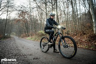 Eine Lampe sollte auf dem Helm befestigt werden, die andere am Lenker. So werden der Trail vor euch und auch euer Blickfeld optimal ausgeleuchtet